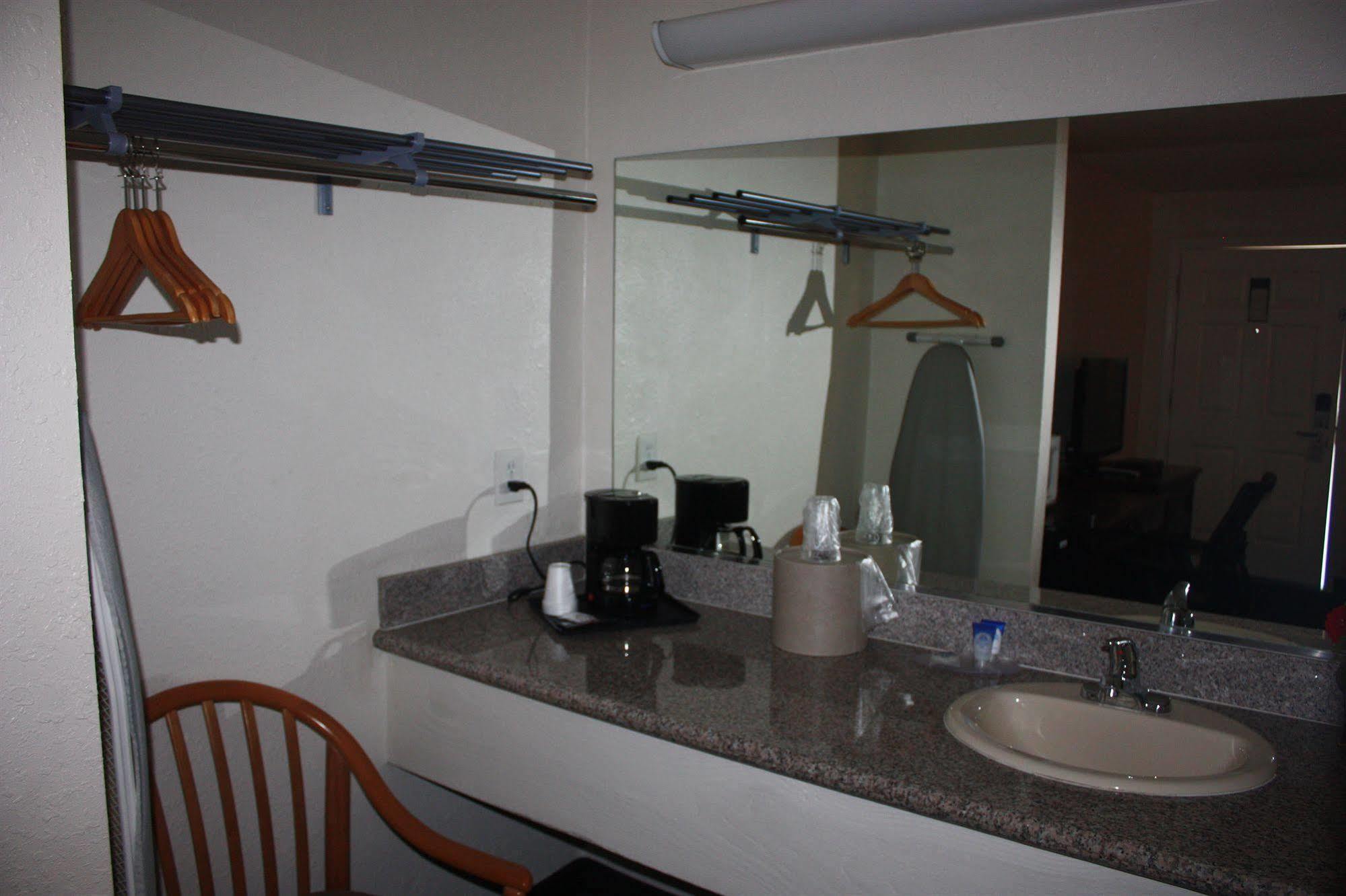 Value Inn & Suites Redding Bagian luar foto